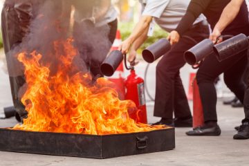 Les gens dans la formation d'extincteur préventif de conflagration pro