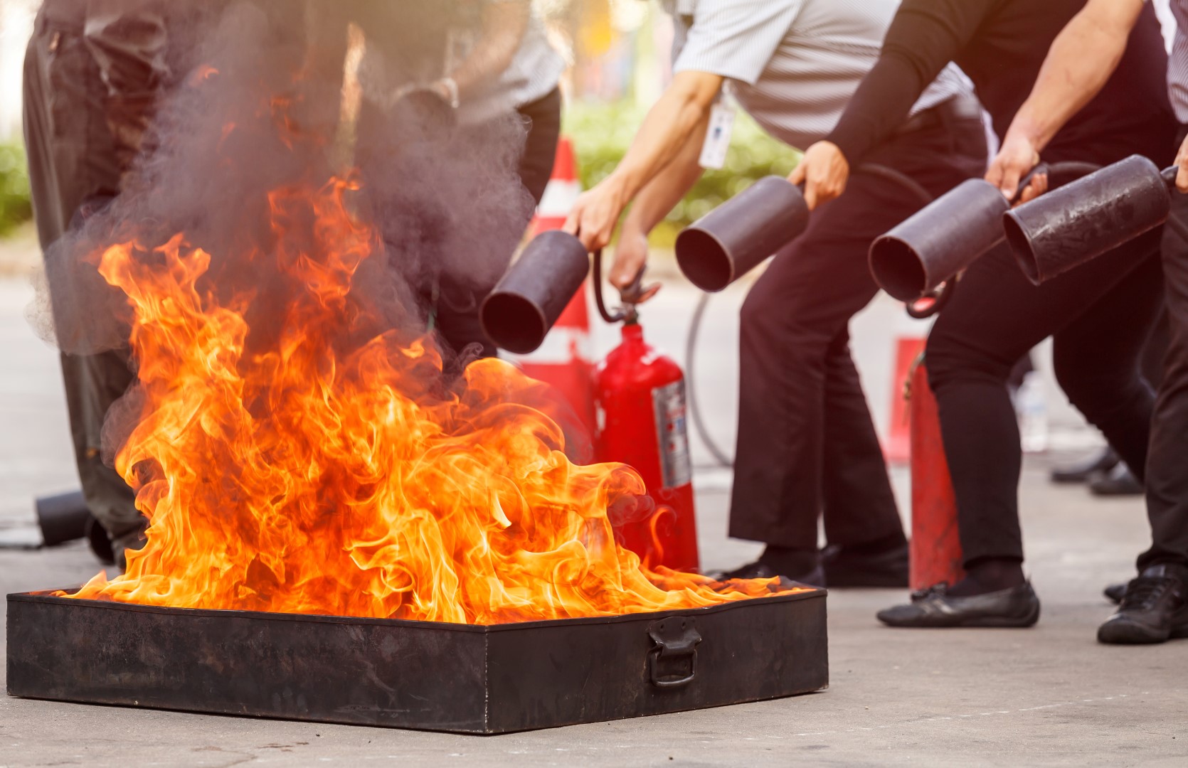 Les gens dans la formation d’extincteur préventif de conflagration pro